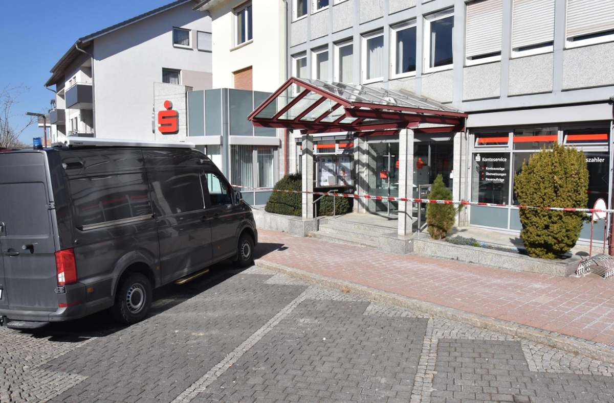 Die Spurensicherung der Polizei ist bei der Kreissparkassen-Filiale in der Sulgener Gartenstraße vor Ort. Foto: Wegner