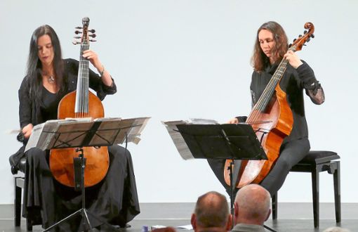 Hille und Marthe Perl (von links) mit ihren wunderschönen historischen Instrumenten – der Viola da Gamba Foto: Stadler Foto: Schwarzwälder Bote