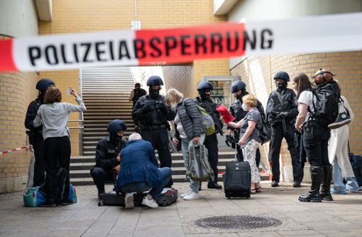 Polizei sicherte den Zugang zum Hauptbahnhof in Halle/Saale und kontrollierte Gepäck von Fahrgästen. Foto: dpa/Hendrik Schmidt