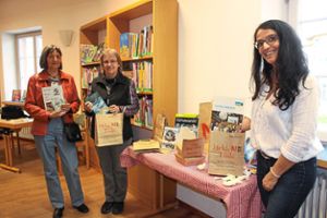 In der Löffinger Stadtbücherei präsentieren Monika Pangerl (von links ), Gabriele Reske und Leiterin Birgit Kuttruff Bücher und Medien zum  Thema Nachhaltigkeit. Foto: Bächle Foto: Schwarzwälder-Bote