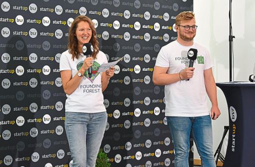 Manuela Opel und Johannes Schaible von der Wirtschaftsförderung des Landkreises Calw konnten die Jury überzeugen und das Ticket für das Landesfinale in Stuttgart lösen. Foto: Start-up BW