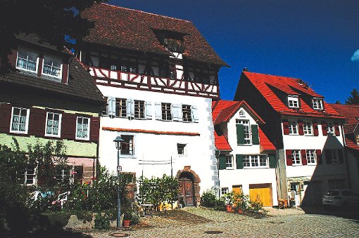 Eines der ältesten Gebäude der Altstadt: die Alte Apotheke. Rechts daneben steht ein Neubau. Foto: Hertle Foto: Schwarzwälder-Bote