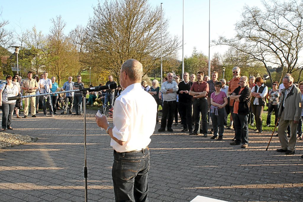 Rund 70 Bürger konnte Ortsvorsteher Burkhard Pyroth gestern zum Aktionstag gegen Lärm begrüßen. Foto: Steinmetz