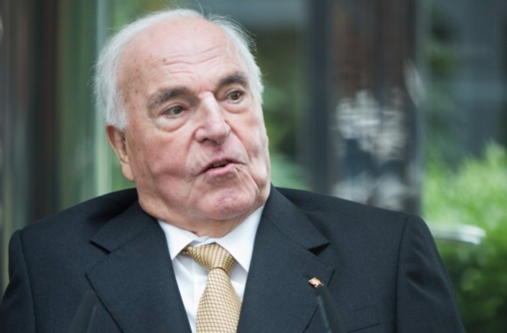 Er ist gesundheitlich angeschlagen, aber Altkanzler Helmut Kohl weilt noch unter uns - auch wenn eine Falschmeldung der Welt etwas anderes vermuten lässt.