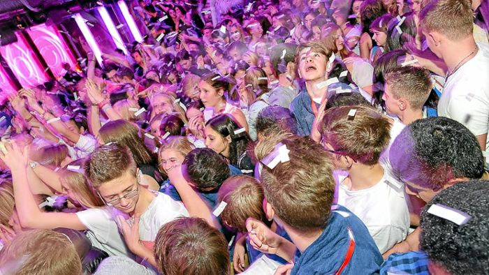 Jugendliche feiern Sparkassen-Party im Top 10 