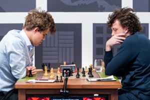 Werden in diesem Leben keine Freunde mehr: Magnus Carlsen (li.) und Hans Niemann beim Schachturnier Sinquefield Cup im Saint Louis Chess Club. Foto: Crystal Fuller/dpa
