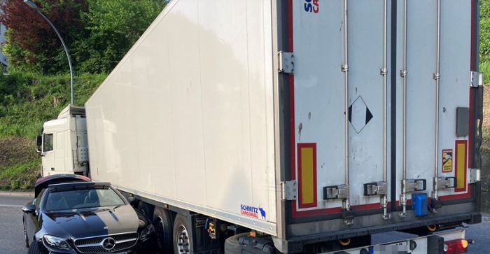 Unfall auf B 462 in Schramberg: Laster nimmt Grüne-Baum-Kurve zu eng