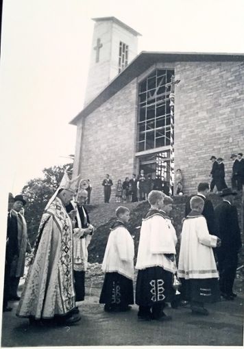 Zur Glockenweihe in St. Johann im   April 1958 kam Weihbischof Otto Steinwachs.  Foto: Kirchengemeinde Foto: Schwarzwälder Bote