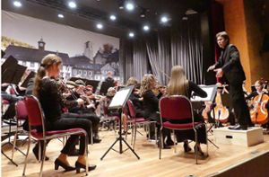 Ein durch den heimischen Rotary Club organisiertes Konzert des JMS-Sinfonieorchesters kommt beim Publikum bestens an. Zu sehen ist Dirigent Pascal Pons mit einem Teil der Musiker. Foto: Kouba