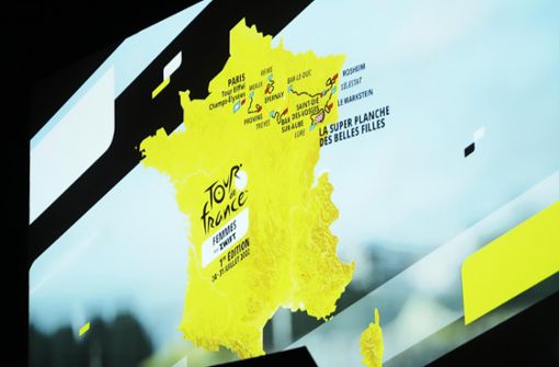 Der Streckenplan des Frauen-Radrennens Tour de France 2022 wird während der Präsentation des Radrennens Tour de France 2022 auf eine Leinwand projiziert. Das Rennen beginnt am 24. Juli. Foto: Thibault Camus/AP/dpa