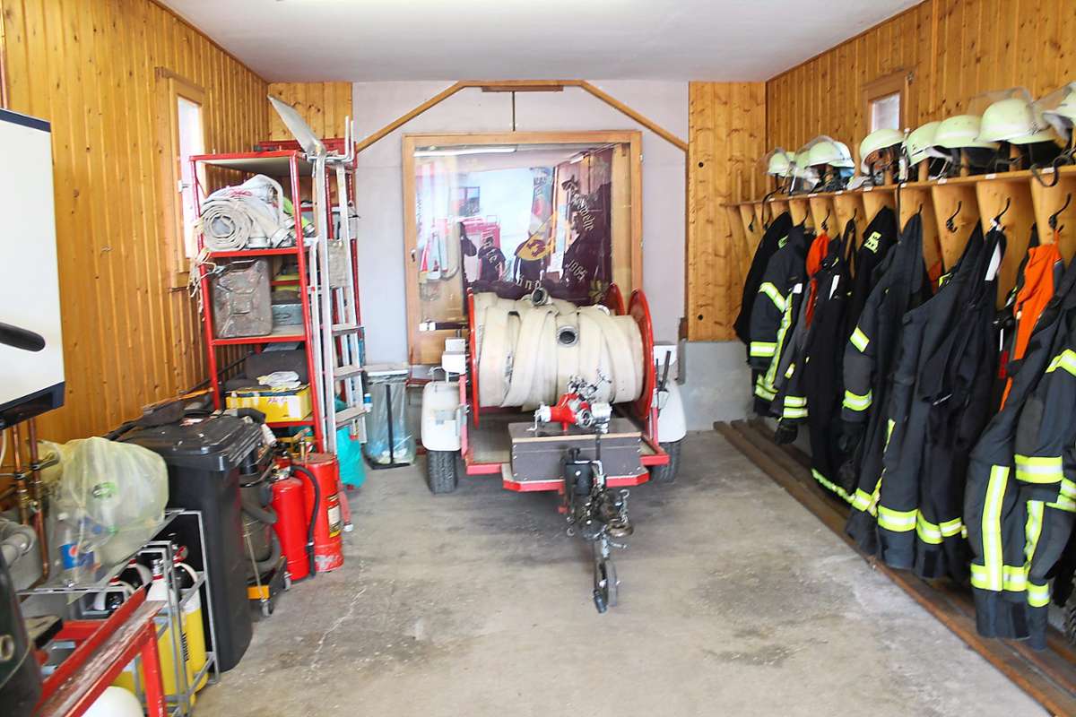 Im hinteren Bereich des Gerätehauses wurden Material und Kleidung gelagert. Das Bild stammt aus dem Jahr 2019. Davor stand in diesem Raum das alte Feuerwehrauto.