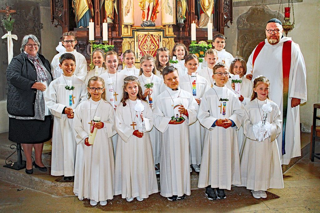 17 Erstkommunionkinder aus der Starzacher Seelsorgeeinheit St. Josef gingen in diesem Jahre seit längerem wieder gemeinsam zum Tisch des Herrn in der Bierlinger Pfarrkirche St. Martinus.