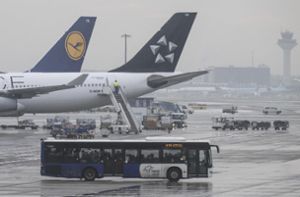 Flugzeuge stehen bei Winterwetter auf dem Vorfeld des Flughafens in Frankfurt: Nach morgendlichem Blitzeis fielen am Montag Flüge aus. Foto: Roessler/dpa