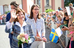 Zuletzt war Königin Silvia 2019 auf der Mainau. Im Hintergrund: Die Bernadotte-Geschwister Gräfin Bettina und Graf Björn. Foto: dpa/Sebastian Gollnow