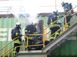 Realitätsnah ausgebildet wurden die Loßburger Feuerwehrleute im Brandcontainer in Altensteig. Foto: Feuerwehr Foto: Schwarzwälder-Bote