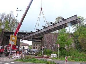 Ein gewaltiger Stahlträger wurde am Montag zur Sicherung der Brücke eingesetzt.   Foto: Fuchs
