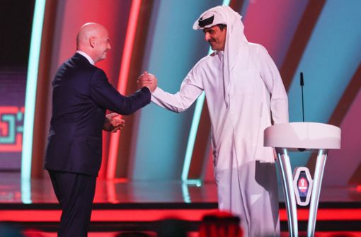 Fifa-Präsident Gianni Infantino (li.) mit Scheich Tamim bin Hamad Al Thani, dem Emir von Katar, zu Beginn der Auslosung. Foto: dpa/Christian Charisius