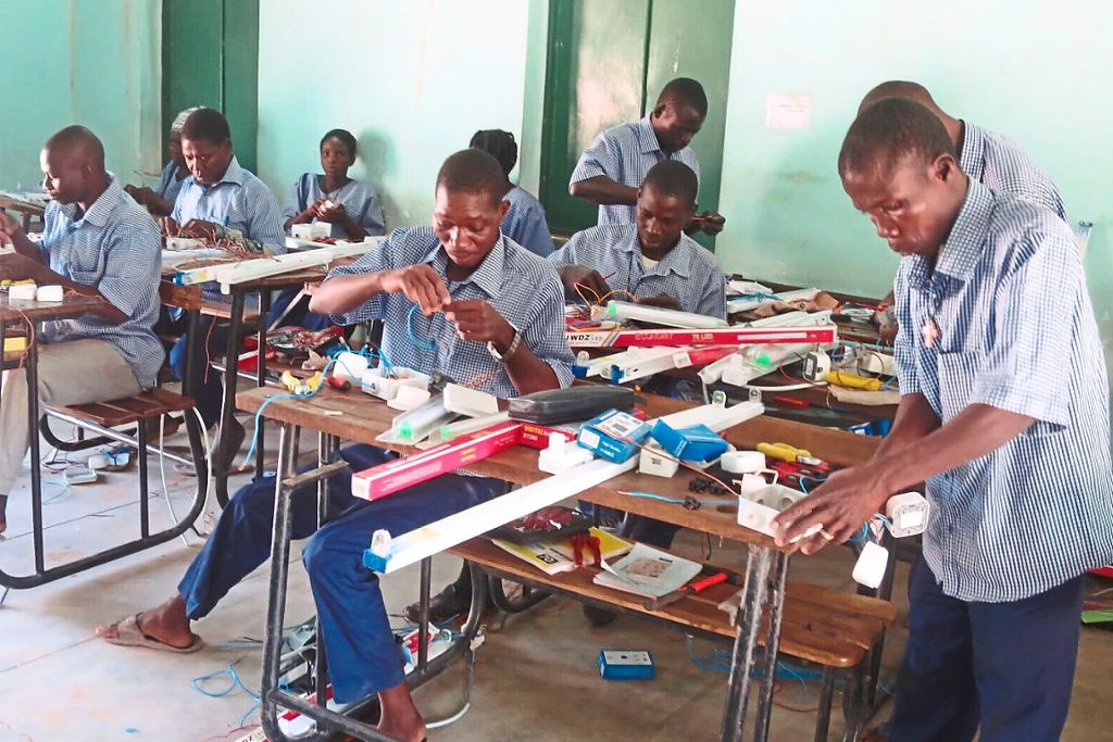 Geld aus Gruol hilft dabei, Katecheten in Burkina Faso eine Ausbildung als Elektriker zu ermöglichen. Foto: Verein Imasgo