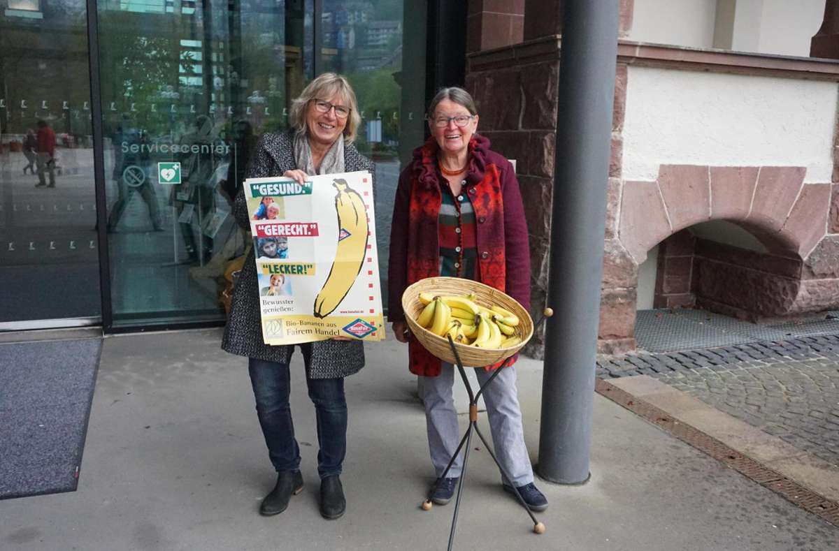 Eva Schaufelberger (links) und Elfriede Heeskens engagieren sich, Bad Liebenzell zur Fairtrade-Stadt zu machen. Foto: Krokauer