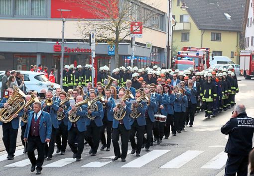 Bereits seit über 100 Jahren marschieren Feuerwehr und Stadtkapelle nach der Hauptübung gemeinsam zur Festhalle.   Foto: Priestersbach Foto: Schwarzwälder Bote