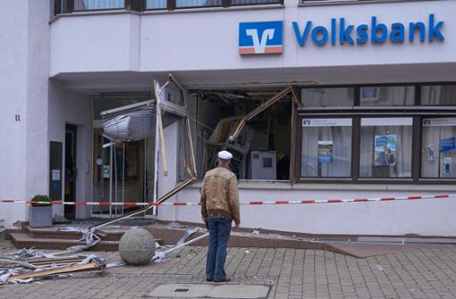 Einen enormen Schaden haben noch unbekannte Täter bei der Sprengung des Geldautomaten in der Volksbankfiliale in Empfingen verursacht. Foto: Lück