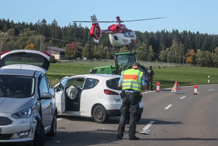 Missglückter Überholvorgang: Drei Verletzte nach Unfall bei Mönchweiler