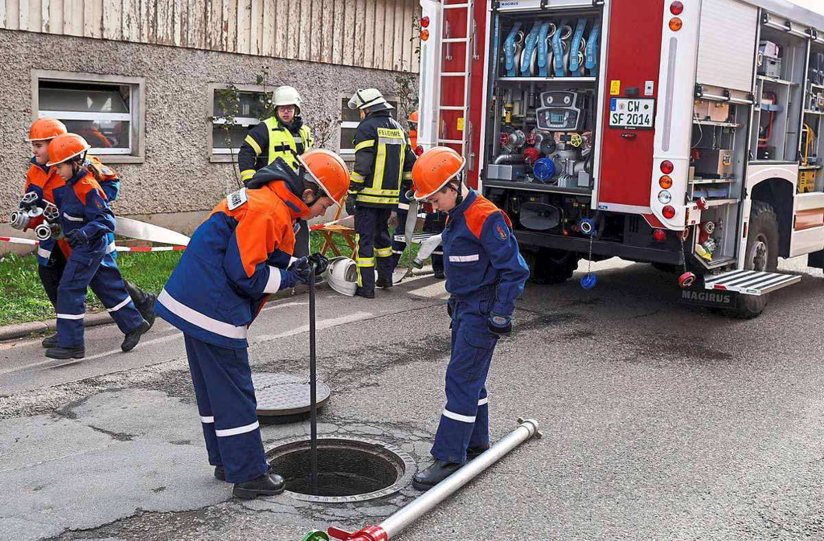 Wasserentnahme, Personenrettung, Löschangriff – der Simmersfelder Feuerwehrnachwuchs zeigte, was er gelernt hat. Foto: Feuerwehr Simmersfeld