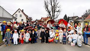 Kindergartenkinder begleiten ihre Eltern und Narren beim Sonntagsumzug in Bösingen. Foto: Hölsch