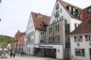 Die Hauptgeschäftsstelle der Volksbank Albstadt in der Ebinger Marktstraße wird zu einem modernen Service- und Beratungscenter ausgebaut. Foto: Kistner