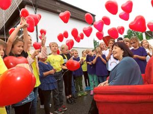 Knallrote Ballons überbrachten die Herzenswünsche der Kinder für die scheidende Rektorin. Foto: Stocker Foto: Schwarzwälder-Bote