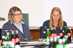 Die Erzieherinnen Caroline Mast (links) und Susanne Lutz-Greule informierten den Simemrsfelder Gemeinderat über die Kinderkrippe Sternschnuppe.  Foto: Köncke Foto: Schwarzwälder-Bote