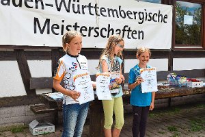 Chiara Kagelmacher (rechts) vom TV Mönchweiler wurde in der Kategorie D12 Baden-Württembergische Orientierungslaufmeisterin.  Foto: Hettich-Marull Foto: Schwarzwälder-Bote
