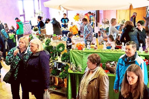 Die Besucher staunen über das große Angebot an den Ständen des Martinimarkts.  Foto: Waldorfschule Foto: Schwarzwälder-Bote