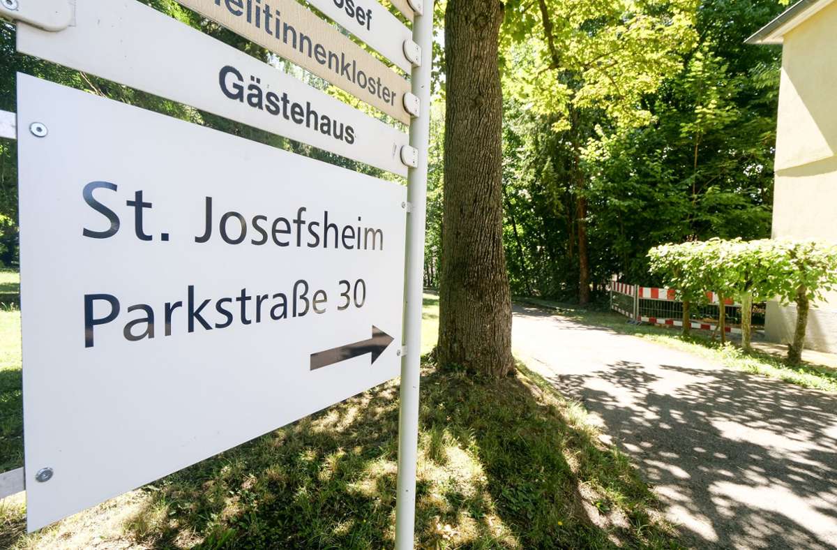 Ein Schild verweist auf dem Klostergelände in Hoheneck auf das ehemalige Kinderheim. Foto: Simon Granville/Simon Granville