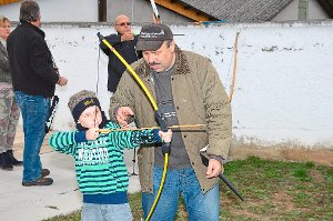 Andreas Seifer zeigt auch den kleinen Besuchern des Bogenschießstandes, wie sie richtig mit Pfeil und Bogen umgehen. Foto: Baiker Foto: Schwarzwälder-Bote