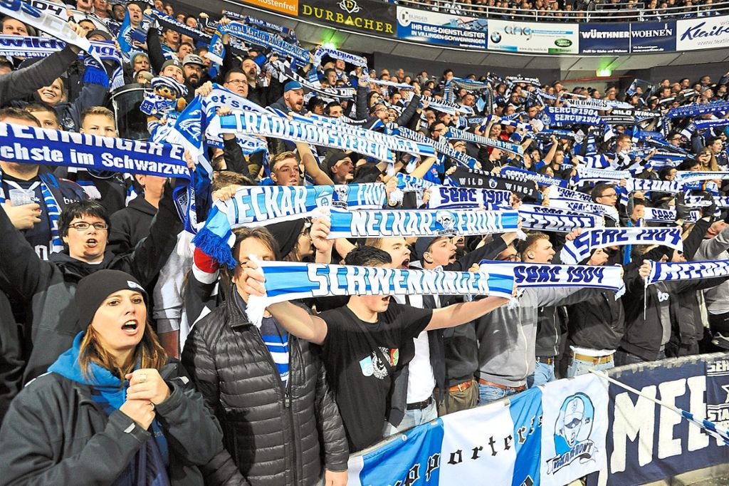Das Warten ist vorbei. Für die Schwenninger Fans beginnt mit dem Duell  gegen Ingolstadt die neue Eiszeit. Foto: Roland Sigwart