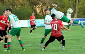 Die Zuschauer erlebten ein spannendes Derby der B-Junioren zwischen dem VfB Bösingen und der TSG Balingen. Foto: Jürgen Schleeh