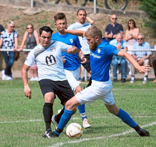 Gastgeber FV Bisingen (blaue Trikots) hatte das Endspiel vor Augen, musste sich aber im letzten Gruppenspiel der Finalrunde dem FC Steinhofen mit 0:1 geschlagen geben.  Foto: Kara