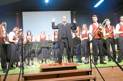 Sein Einstand ist geglückt, der Applaus des Publikums verdient: Der neue Dirigent Giuseppe Porgo leitet den Musikverein Grüningen sicher durch das Frühjahrskonzert in der Haselbuckhalle. Foto: Bombardi