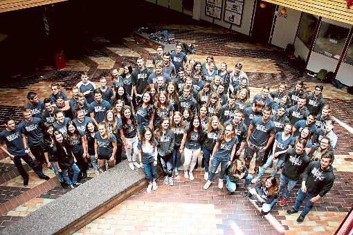 Die  Schüler der Realschulklassen  posieren mit ihren Abschluss-T-Shirts. Foto: Kommert Foto: Schwarzwälder-Bote