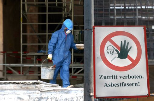 Nicht zu sehen, nicht zu riechen – der stille Killer Asbest. Umfangreiche Schutzmaßnahmen helfen bei der Arbeit mit Asbest vor Erkrankungen Foto: IG BAU