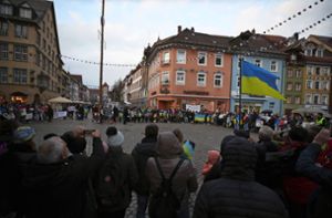 Die Ukraine-Flagge weht auf dem Latschariplatz – 300 Menschen sind zur Antikriegs-Demo gekommen. Foto: Marc Eich
