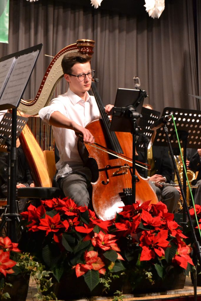 Benedikt Schäfer bewies sein Können als Solist mit dem Violoncello. Foto: Schwarzwälder Bote