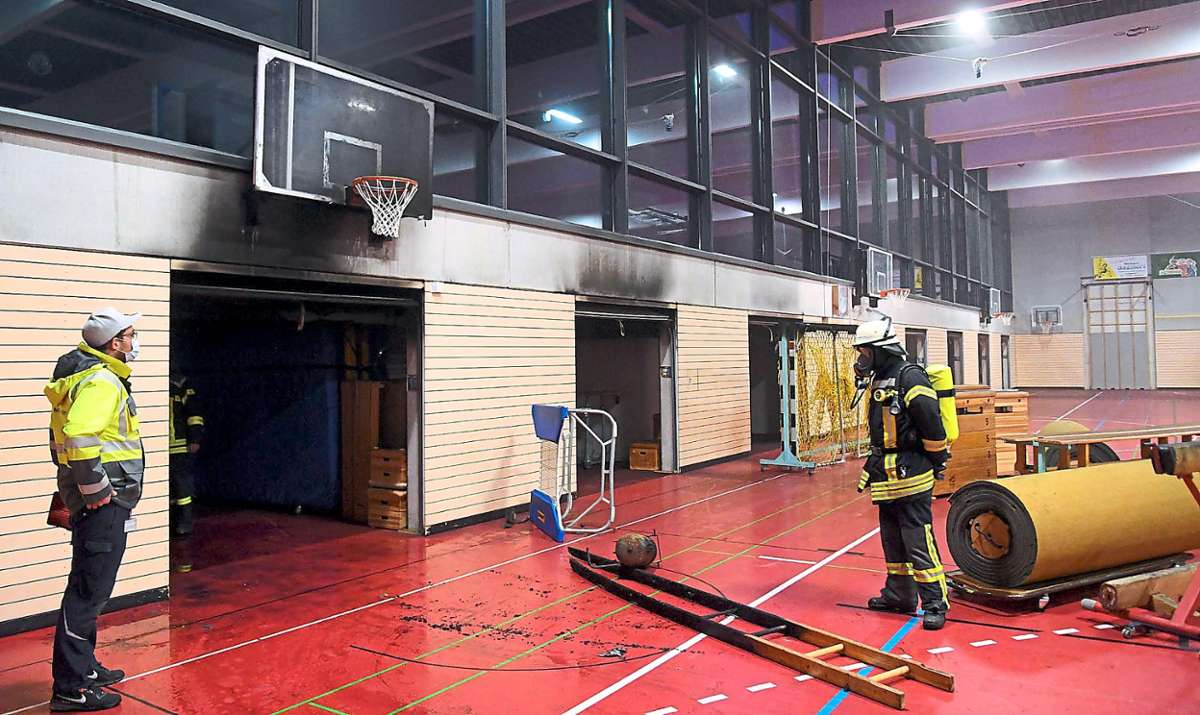 Mehrere Sportgeräte wurden bei dem Brand beschädigt, die Hallenwände von Ruß und Qualm geschwärzt.