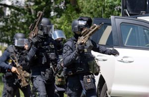 Beim Einsatz in der Stadt La Chapelle-sur-Erdre Foto: AFP/LOIC VENANCE