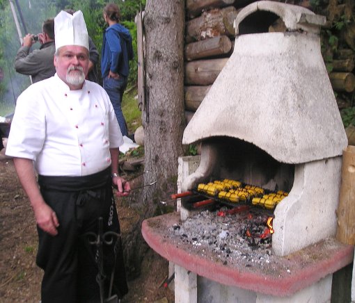 Ein Profi nicht nur in der Hotelküche: Gerhard Sum kann’s auch mit Holzkohle. Foto: Schwarzwälder-Bote
