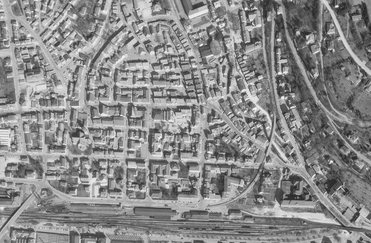 Zweirichtungsverkehr in der Marktstraße – so sah die Ebinger Innenstadt vor 54 Jahren aus. Foto: Landesarchiv/StAL/EL68IX-15953
