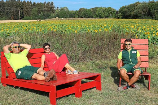 Dietmar, Claudia und Benedikt Wildi (von links) lassen ihr Natur- und Kunstprojekt Wildi-Garten schafft Lebensfreude wieder aufleben. Foto: Heinig Foto: Schwarzwälder Bote