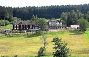Die rosigen Zeiten sind vorbei: Das Hotel im Stockwald schließt.  Foto: Kommert