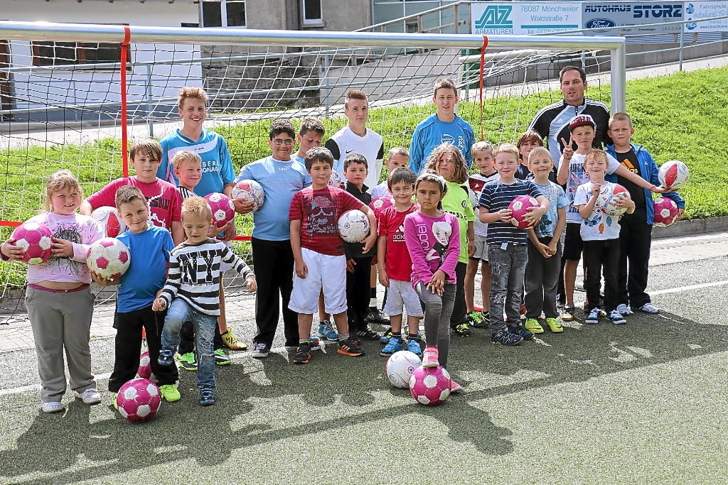 Über 20 Jungen und Mädchen folgen dem Ruf des FC Triberg  und nehmen am Kinderferienprogramm teil. Betreut werden sie von Thomas Gniech, Felix, Steffen und Fabian (hinten von rechts). Fotos: Kommert